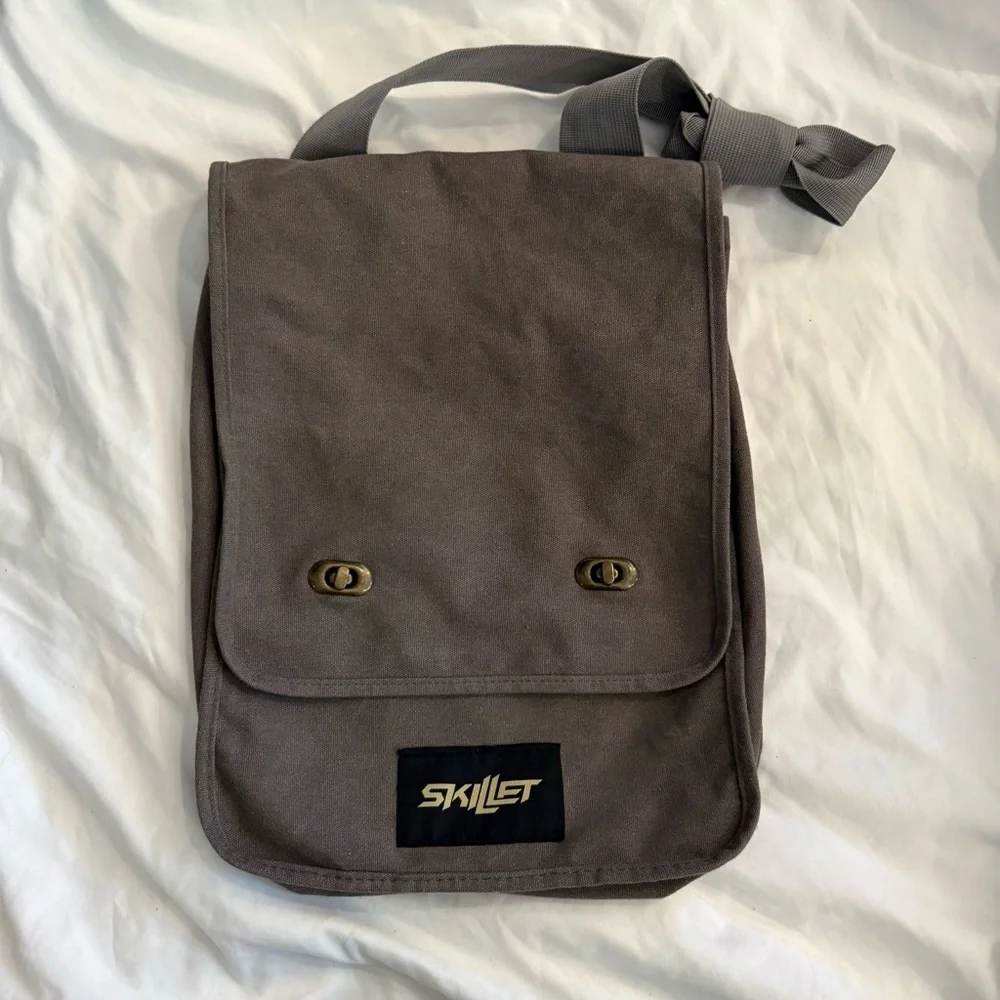 NWOT Skillet Branded Crossbody Messenger Bag Rare